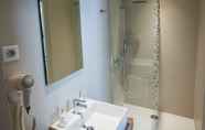 Phòng tắm bên trong 6 Hotel Les Voyageurs