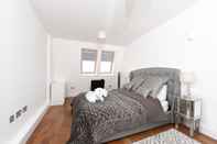 Bedroom Modern & Spacious 2 Bed Apartment at Clapham Junction