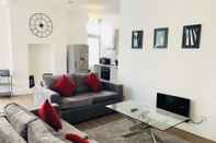 Ruang untuk Umum Spacious & Modern 2 Bed Apartment at Knightsbridge London