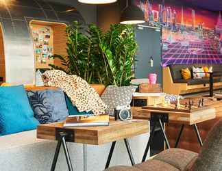 Sảnh chờ 2 Moxy Paris Charles de Gaulle Airport