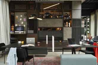 Lobby 4 Moxy Paris Charles de Gaulle Airport