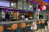 Bar, Cafe and Lounge Moxy Paris Charles de Gaulle Airport