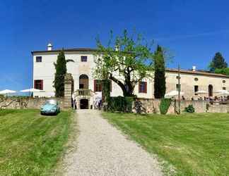 Exterior 2 Borgo Buzzaccarini Rocca di Castello