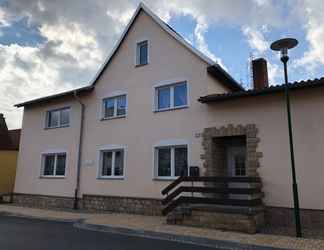 Exterior 2 Haus vorm Wald