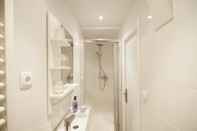 In-room Bathroom Cosy Apartment Fira Barcelona