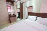 ห้องนอน Homey and Relaxing 2BR Green Pramuka Apartment