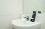 Toilet Kamar 6 Homey and Comfy 1BR Signature Park Grande Apartment