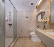 In-room Bathroom 7 Vienna International Hotel - Shantou Simapu