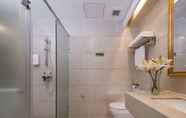 In-room Bathroom 7 Vienna International Hotel - Shantou Simapu