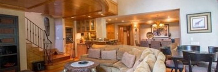 Lobby Northwoods Luxury Condo Close to Chairlift by RedAwning