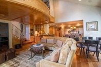 Lobby Northwoods Luxury Condo Close to Chairlift by RedAwning