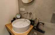 In-room Bathroom 6 Limehome Flensburg Holm