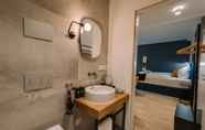 In-room Bathroom 4 Limehome Flensburg Holm