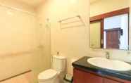 In-room Bathroom 2 Puri Jayaraja