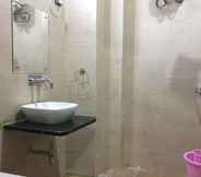 In-room Bathroom 6 Hotel Ratan Royal Inn