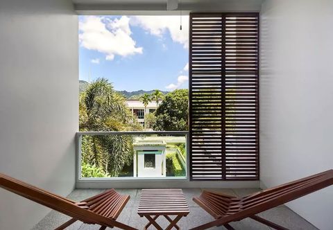 Others Oxygen Villa by Alexanders