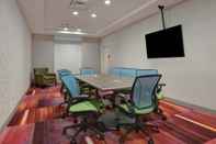 Functional Hall Home2 Suites Sarasota I-75 Bee Ridge, FL