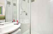 In-room Bathroom 5 ibis budget Clermont-Ferrand Centre Montferrand
