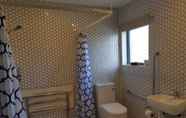 In-room Bathroom 5 V Motel