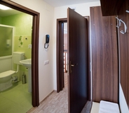 In-room Bathroom 7 Korona King