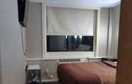 Bedroom 7 Hotel Key LaGuardia Airport