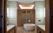 ห้องน้ำภายในห้อง 6 Wyndham Grand Plaza Royale Zhaotong
