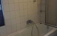 In-room Bathroom 5 Belle Vue