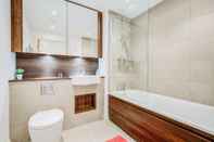 In-room Bathroom Kew Eye Apartments Kew