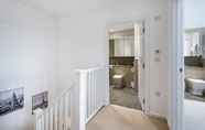 In-room Bathroom 4 Trevillion Mansions Chiswick