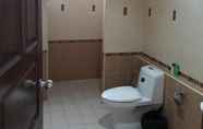 Toilet Kamar 4 Uncle House