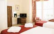 Kamar Tidur 4 Four Oaks Hotel