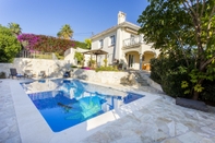 Swimming Pool Villa Near Beach In Marbella