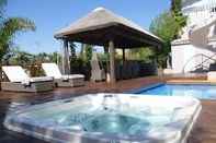 Fasilitas Hiburan Luxury Villa With Pool & Jacuzzi