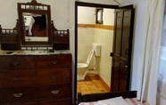 Bilik Mandi dalam Bilik 3 YWCA Wyoming Guesthouse