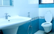 In-room Bathroom 3 LRH EasyStay 4