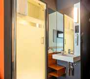 In-room Bathroom 6 ibis budget Bilbao City