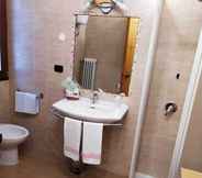 In-room Bathroom 7 Albergo Centrale