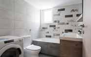 In-room Bathroom 7 UPSTREET Bright 2BD Apt in Psychiko