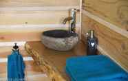 In-room Bathroom 7 Cabanes Sainte Camelle