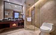 In-room Bathroom 7 Wyndham Garden Wuyishan
