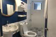 Toilet Kamar Spaces by EcoHotel Iloilo