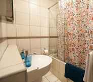 In-room Bathroom 7 Bloomsbury Apartments by Allô Housing