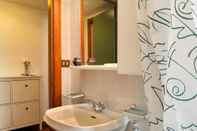 In-room Bathroom Altido Wooden Guerrini Apartment