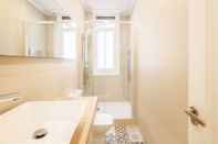 In-room Bathroom Apto Reformado con encanto by URBANHOSTS