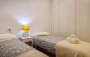 Bedroom 4 Glamour Guggenheim pinchos by URBANHOSTS