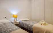 Bedroom 4 Glamour Guggenheim pinchos by URBANHOSTS