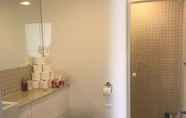 Toilet Kamar 5 One Bedroom Apartment in Marrickville