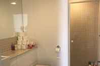 Toilet Kamar One Bedroom Apartment in Marrickville