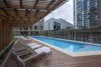 Swimming Pool Modern Apartment in Darling Harbour