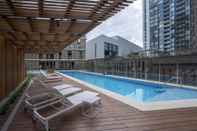 สระว่ายน้ำ Modern Apartment in Darling Harbour